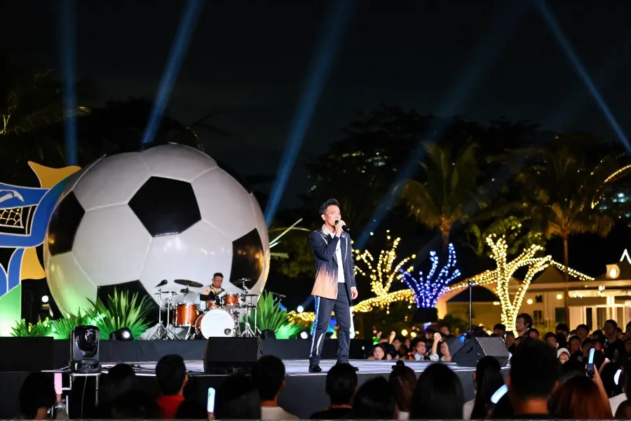 杜德伟新加坡巡演开唱 跨界互动足球名宿