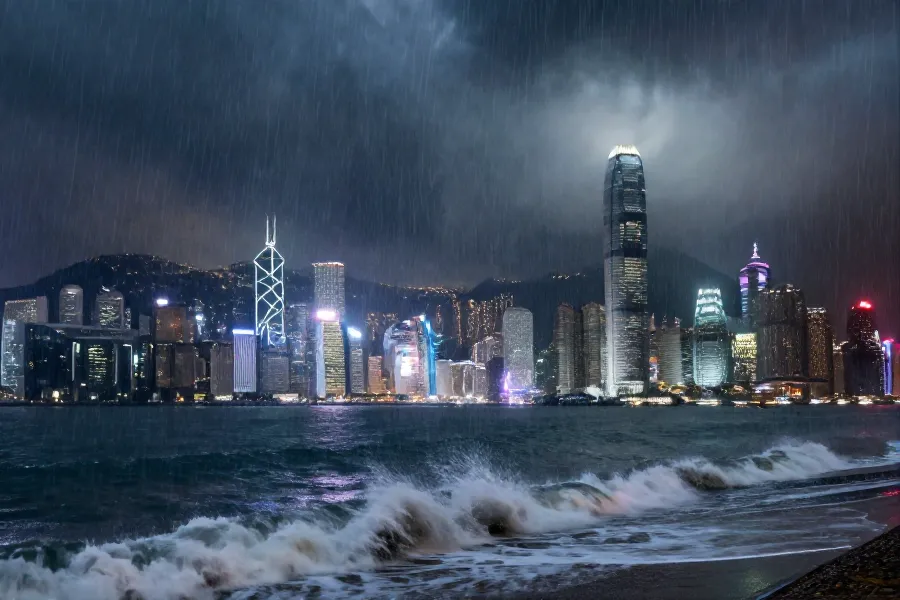 强台风红霞逼近 香港维持九号信号至早七时