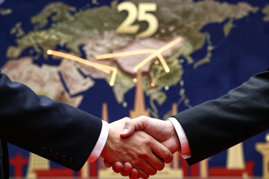 王毅出席上合外长会：25周年合作之路越走越宽
