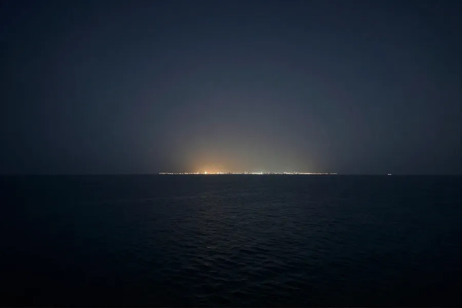 美暂停对伊夜间空袭，海湾局势短暂缓和