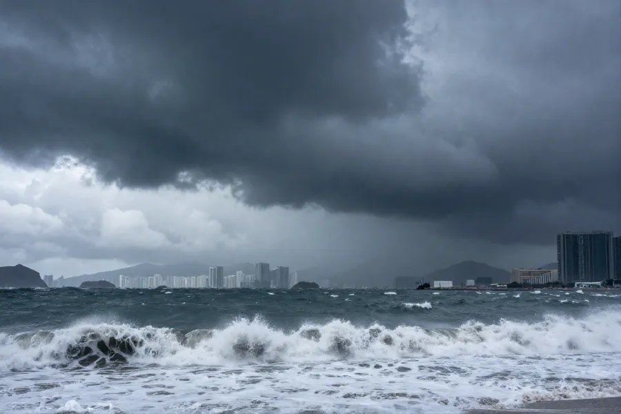 香港八号风球持续至中午 台风红霞减弱