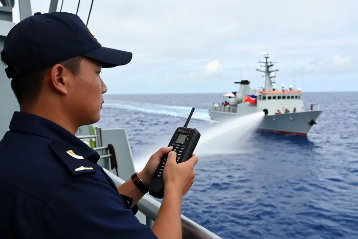 7月24日中国海警在黄岩岛海域应对菲非法船只