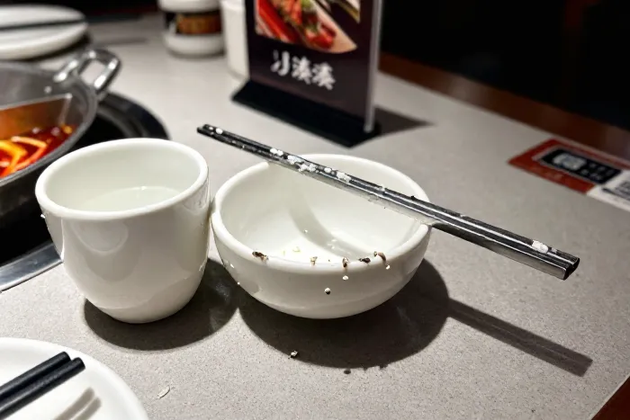 湊湊火锅杭州门店餐具现活虫，监管部门立案调查