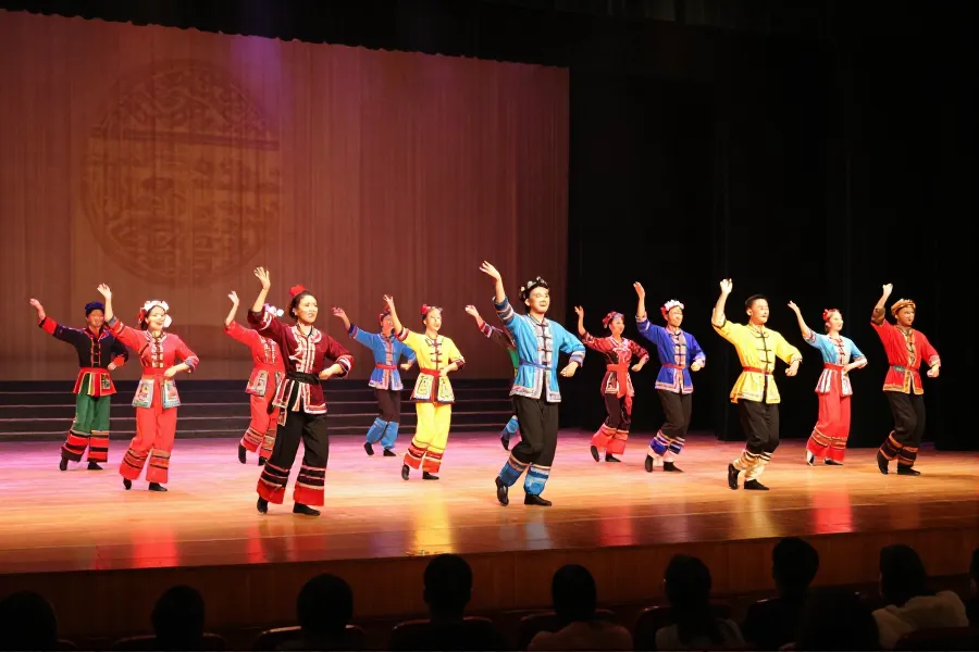 民族歌舞展演现身上海 师生同台演绎多彩文化
