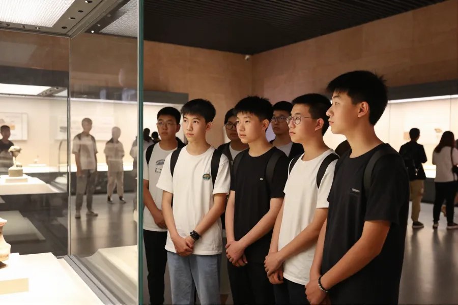 新疆成就展吸引华裔青年驻足