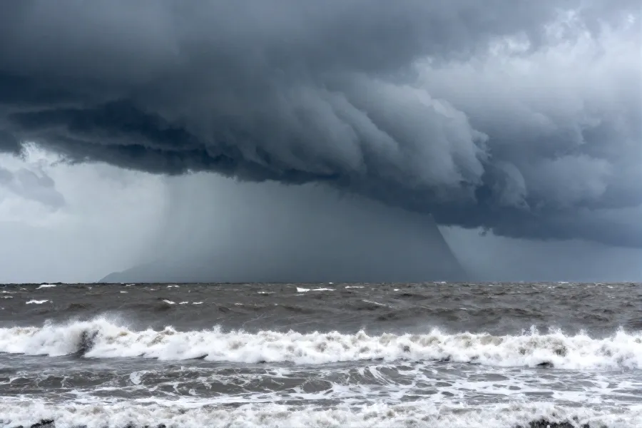 强台风“白海豚”逼近华东，沿海多地拉响警报