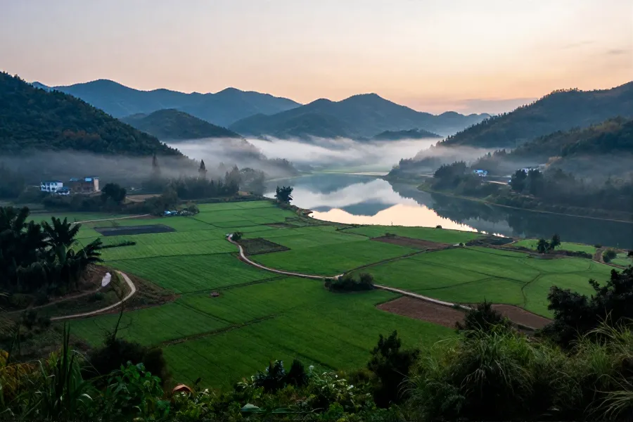 立秋晨雾中的贵州山村：当造村的静谧画卷