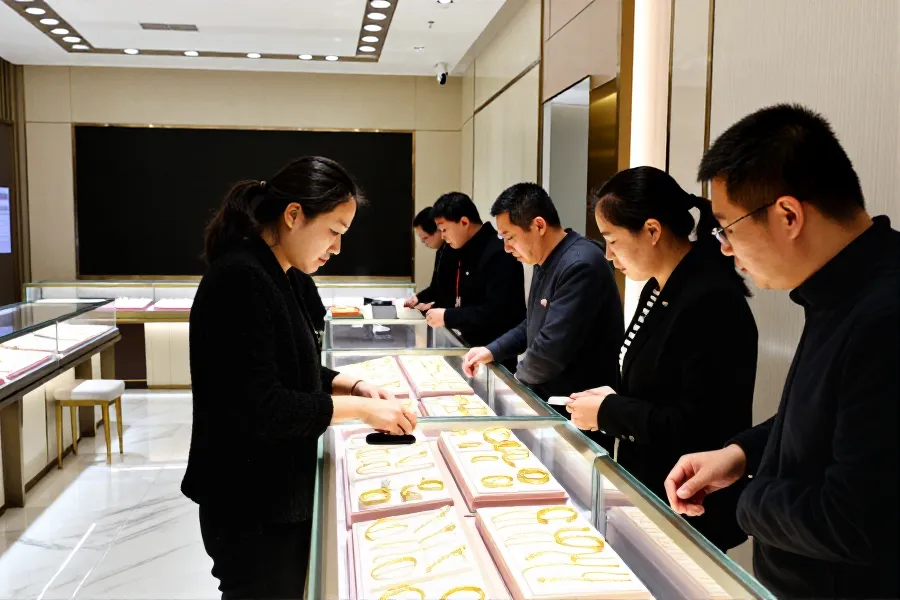 国际金价高位震荡 国内足金饰品报价集体走低
