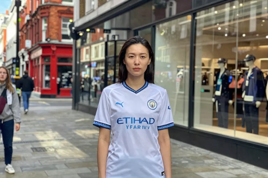 何依婷曼城球衣引真伪争议，透明回应化解质疑显高情商