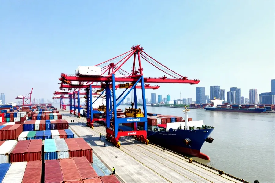中国前7月外贸总值突破30万亿 绿色产品出口成亮点