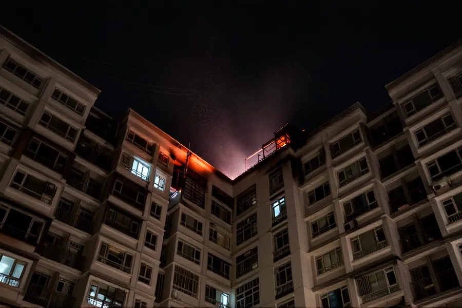 宏福苑火灾归因意外：烟头引燃疑云与建筑安全文化反思