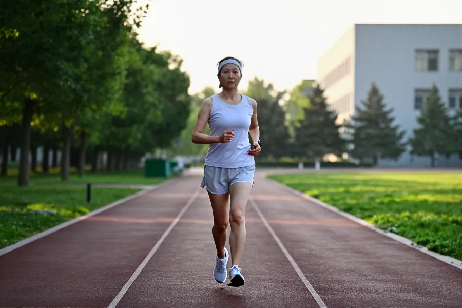 三伏天如何科学“超慢跑”？专家解读护膝燃脂背后的生理机制