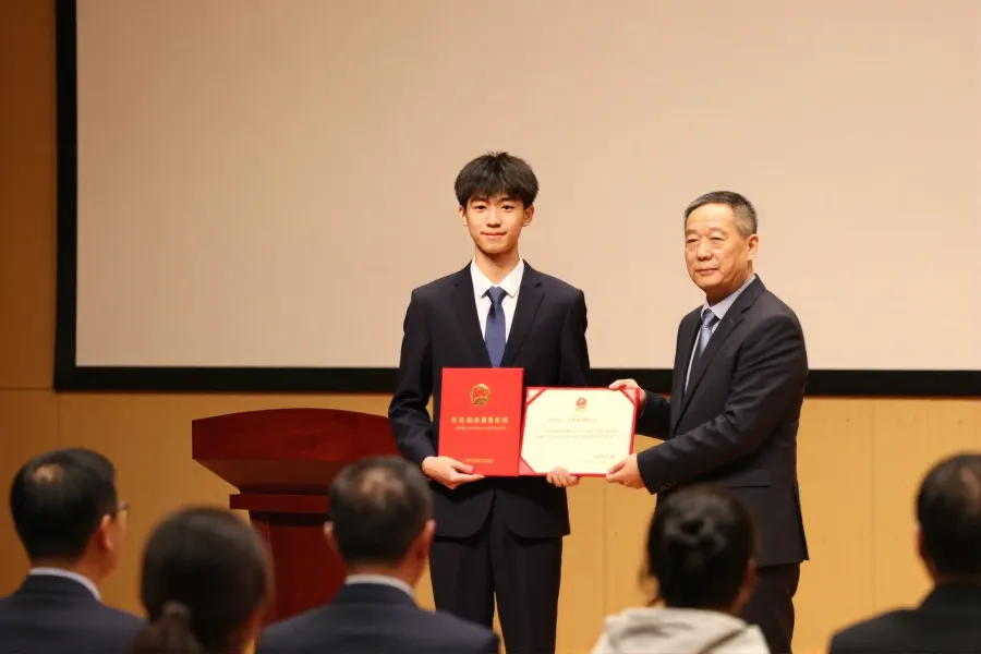 邓文中奖学金20年助学纪实：重庆15名新生获最高3万资助