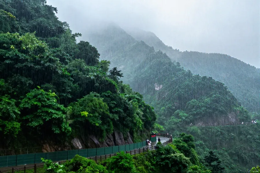 河南伏牛山多地因强降雨临时闭园