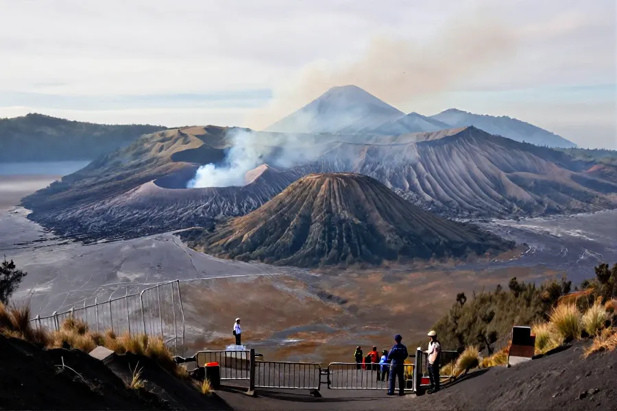 印尼布罗莫火山火情严峻：过火500公顷，景区全面封锁
