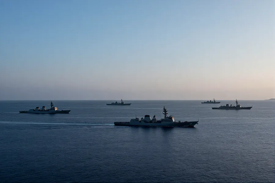 中国海军三舰穿越对马海峡