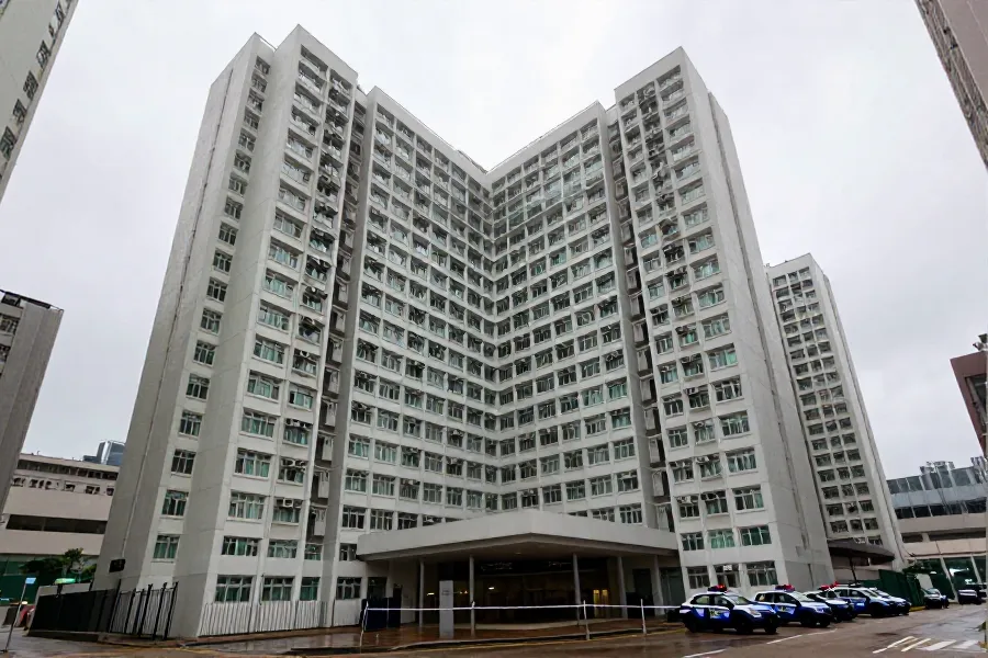 黄大仙邻里噪音积怨酿电梯凶案，疑凶坠亡伤者送伊利沙伯医院救治