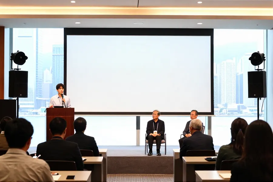 顏米羔攜新作《子虛烏有》亮相中環 獲賈思樂胡渭康助陣