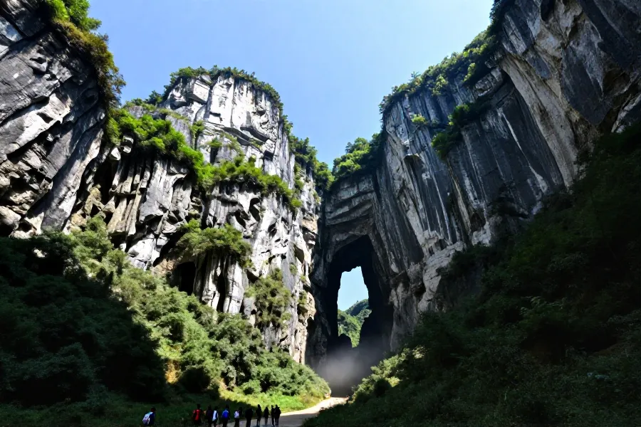 县域文旅突围：新疆自驾与贵州民俗引领暑期深度游新风尚