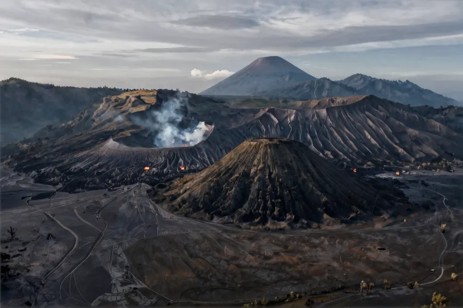 印尼多地山火肆虐 布罗莫火山过火面积达899.35公顷